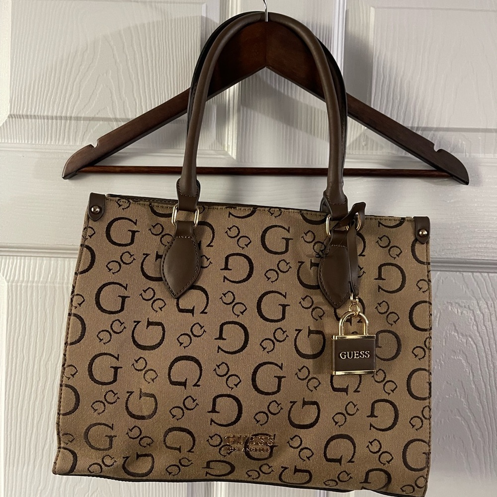 NWOT GUESS BAG WITH BEAUTIFUL CHARM.